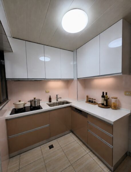 20萬內奶茶棕L型廚具搭配韓國人造石檯面、洗碗機與白色吊櫃設計