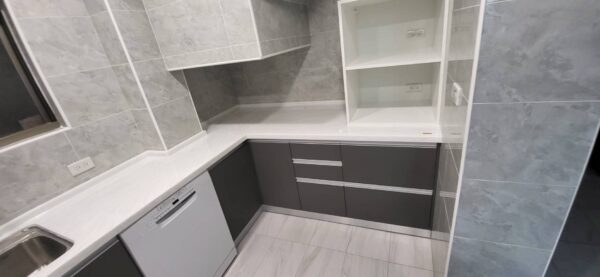 20至30萬深灰色ㄇ字型廚具搭配韓國人造石檯面與獨立式洗碗機
